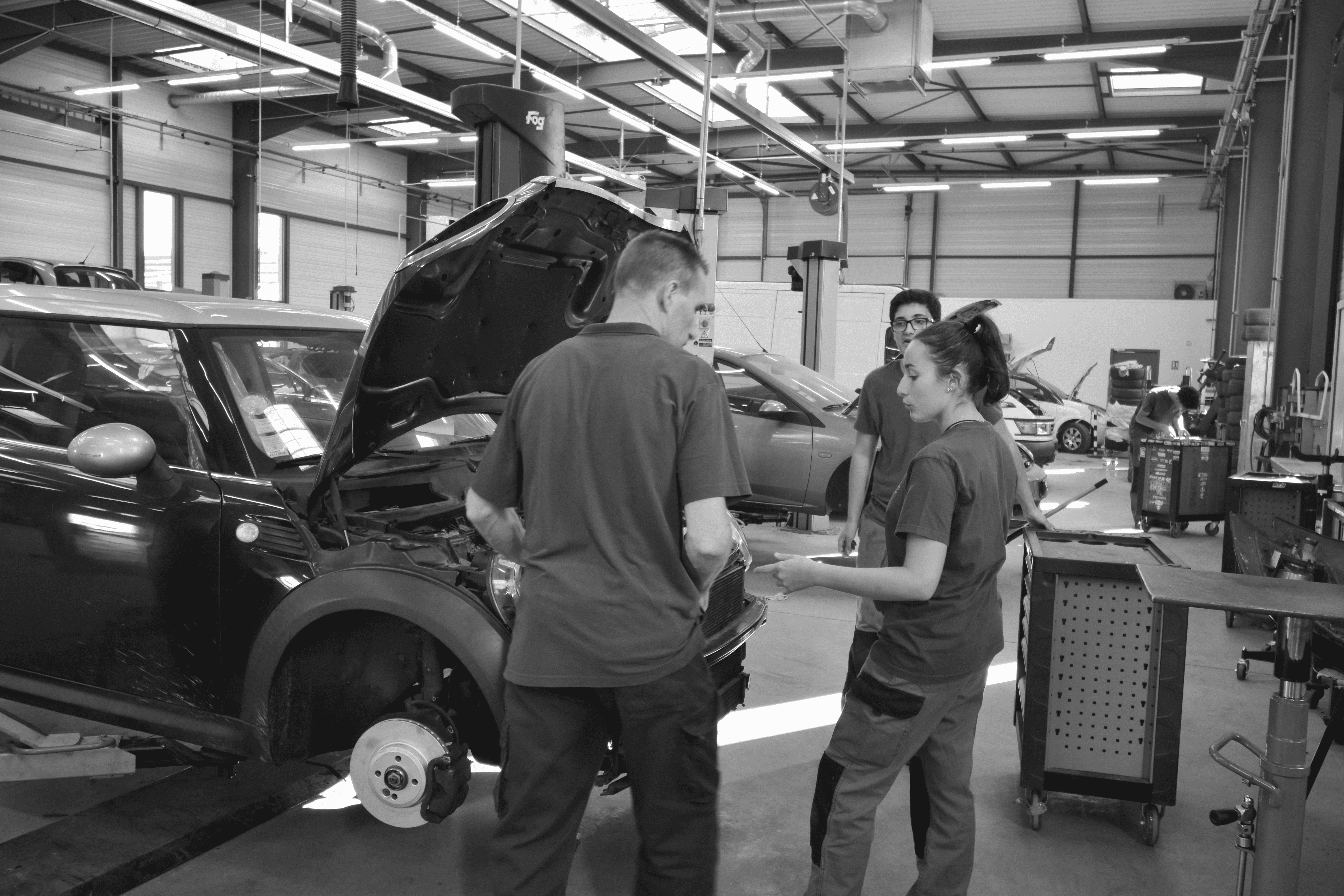 élèves et leur maître pro en atelier mécanique auto