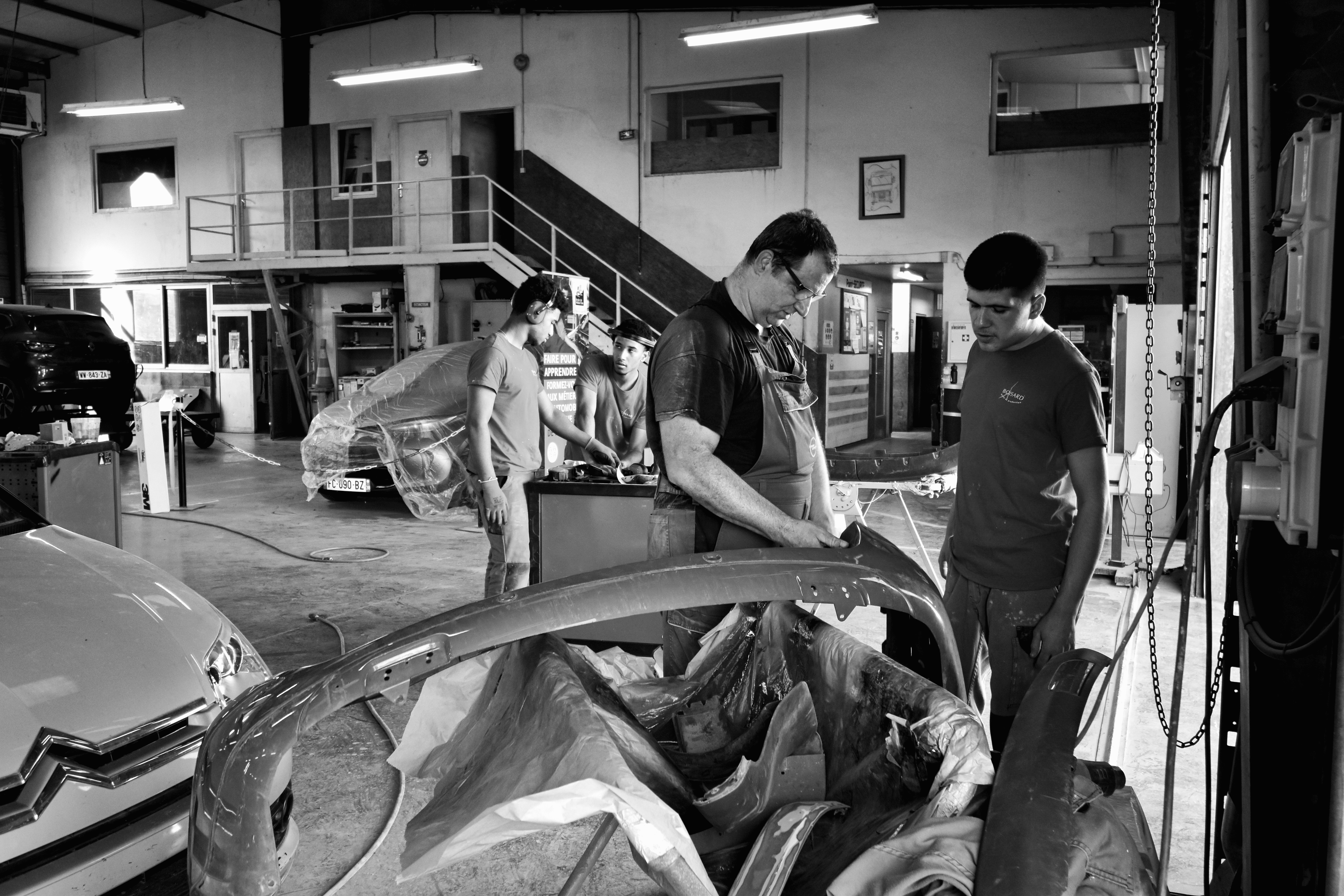 élèves et leur maître pro en atelier carrosserie